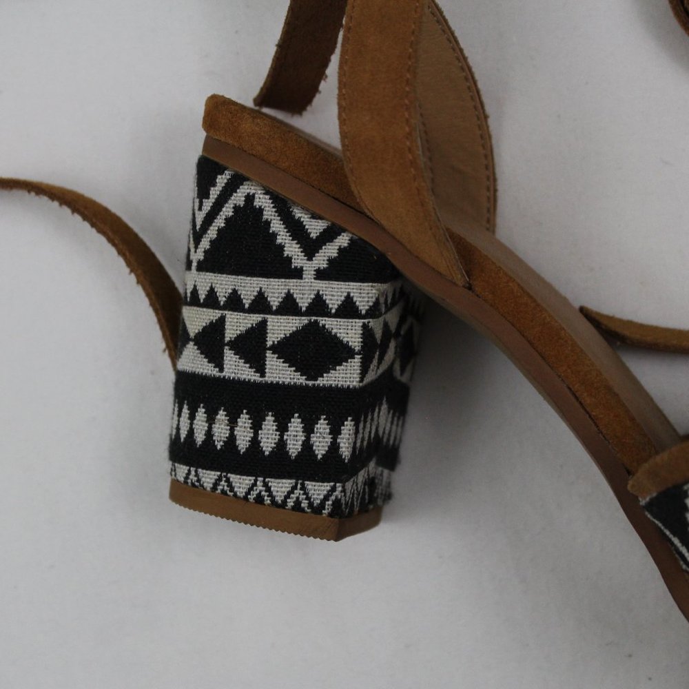 Bettye Muller Tan & Black Tie Up Sandals Shoes - Picture 5 of 16
